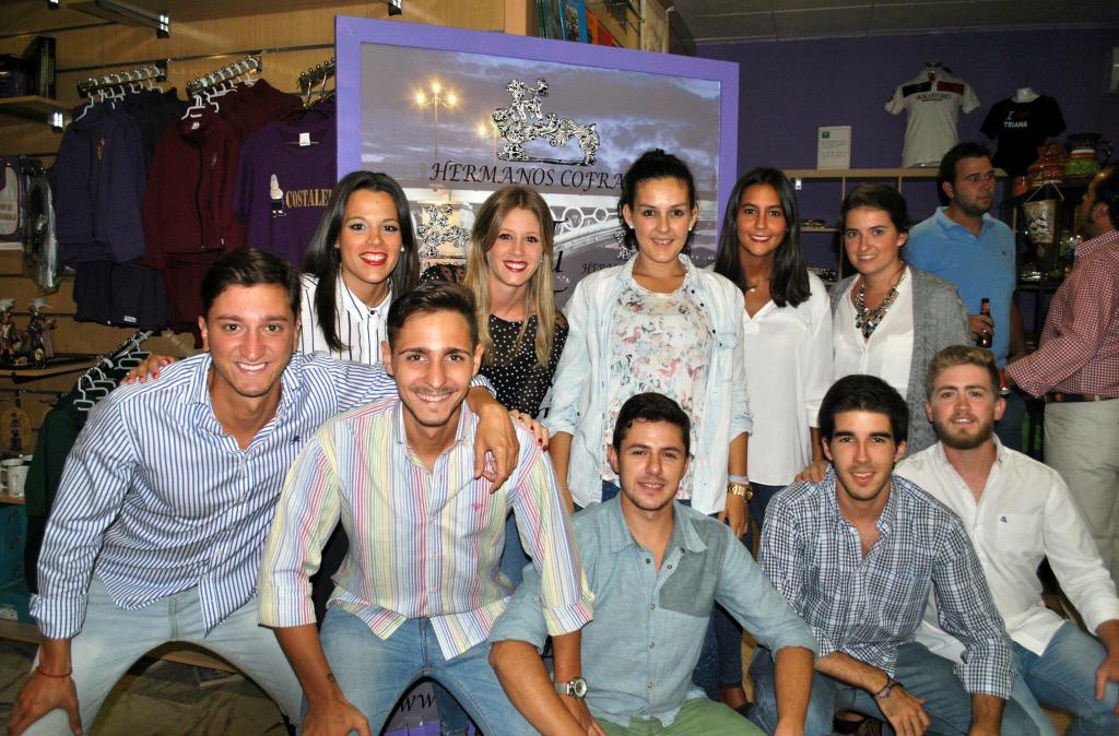 Ajandroaguilera's tweet photo. Buena gente en la inauguración de la nueva andadura de @HERMANOSCOFRADE Mucha suerte y siempre de frente!! http://t.co/lZiJWsKcxy