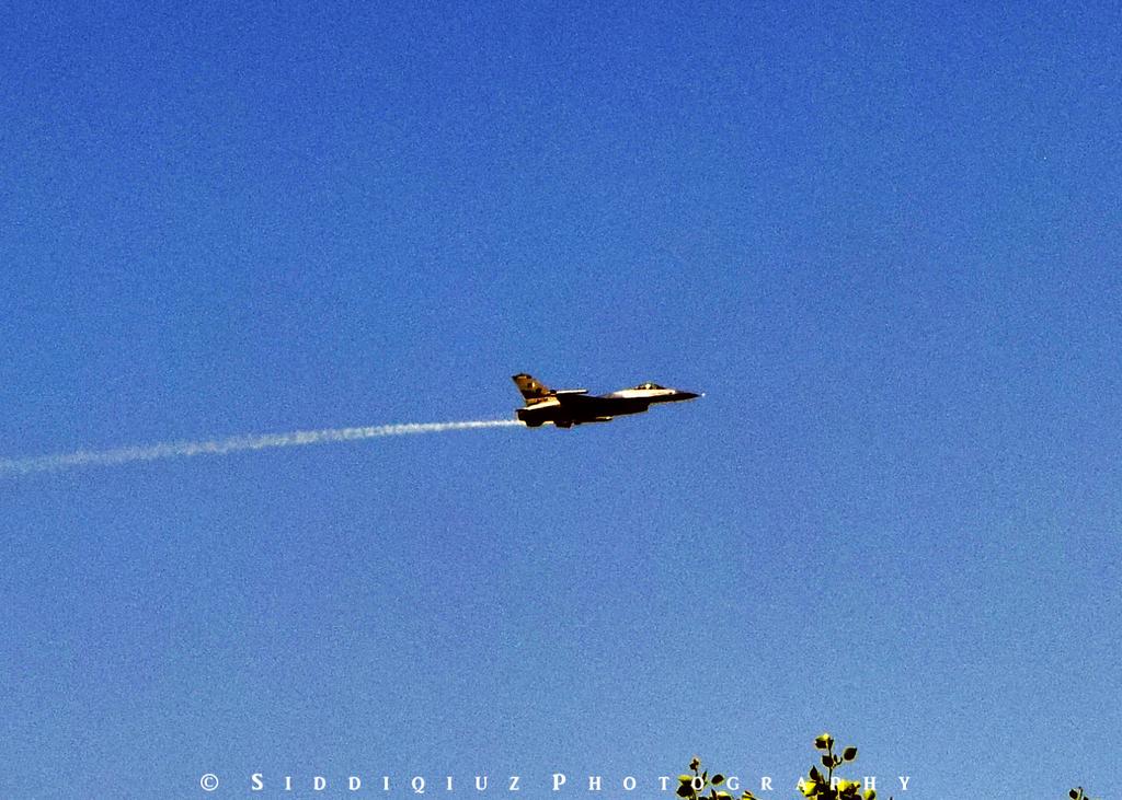 MUmerSid's tweet photo. Yesterday #AirShow Pictorial View F-16 Fighting Falcon Maneuvers #Islamabad
#6thSeptPakDefenceDay
#AirDefenceDay http://t.co/IN1tmBv2ab