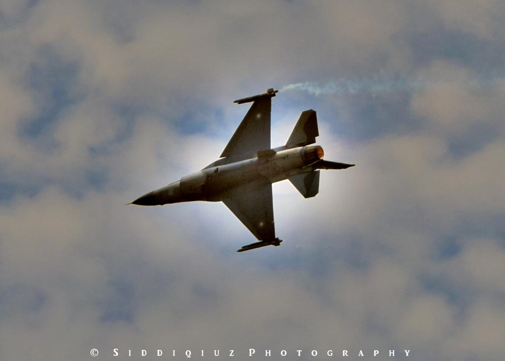 MUmerSid's tweet photo. Yesterday #AirShow Pictorial View F-16 Fighting Falcon Maneuvers #Islamabad
#6thSeptPakDefenceDay
#AirDefenceDay http://t.co/IN1tmBv2ab