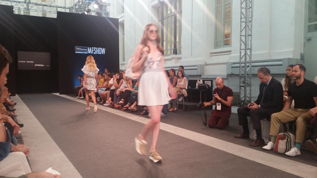 MFSHOWLIVE's tweet photo. Seguimos con el desfile de @aureliagil_ #TRESemméMFSHOW #moda #madrid http://t.co/JIipybptV1