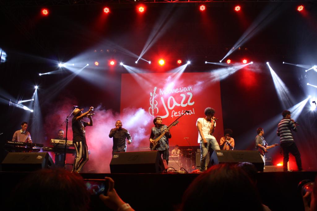 Buat yang kangen sama <a href="/BLPofficial/">BLPofficial</a>, mau kasih satu foto mereka waktu di <a href="/indojazzfest/">indojazzfest2016</a> yak!