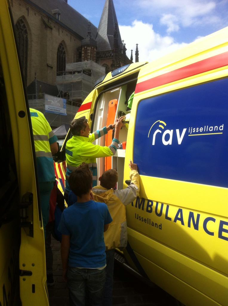 KCAquamarijn's tweet photo. #onderwijs op maat tijdens @Ambulanceactie voor betere #cao #Topactie #voorbeeld Dank van groep 5, 7 @fromthearrow http://t.co/77gwOnuAbB