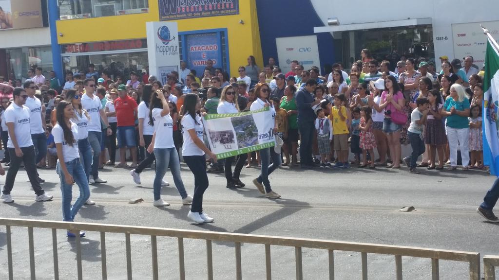 GLuciano78's tweet photo. Ufersa se faz presente nas comemorações Cívica do 7 de setembro o reitor @ARIMATEAMATOS f representado p/prof Filipe http://t.co/3w3YPooCOH