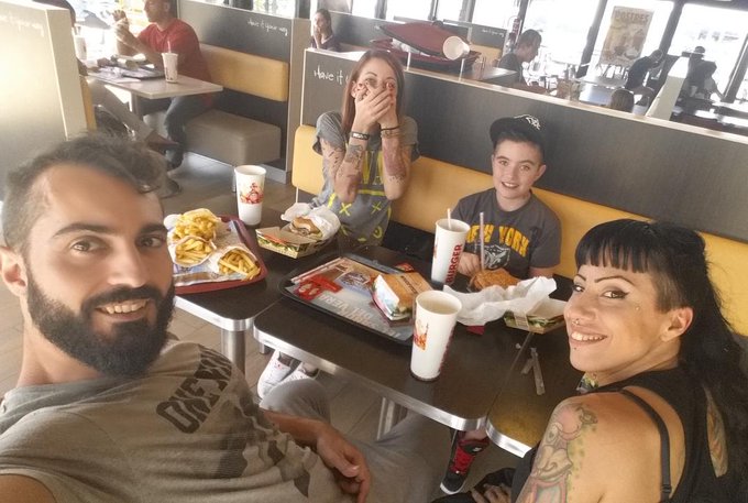 #Burguer time @GigiLoveX http://t.co/JXIcm5vpxM<a href="/tag/burguer"class="tags">#Burguer</a><a class="tags" href="/tag/gigilovex">@gigilovex</a>