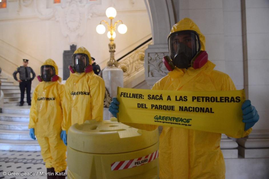 sofiroger's tweet photo. RT SI APOYÁS la entrega de contaminación petrolera que hizo Greenpeace a @eduardofellner. #DeliveryParaFellner http://t.co/3coCzCyqK2