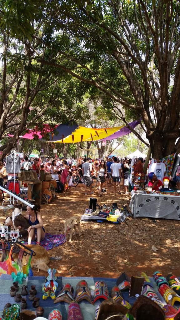 palacoletiva's tweet photo. Feira Livre rolando agora no Eixão Norte altura da 215. #feiralivre #coletivofeiralivre http://t.co/AGP2stvJzp