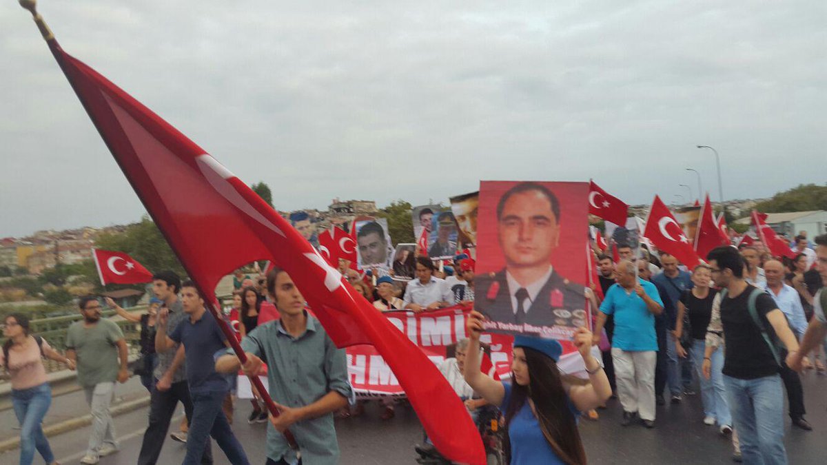 Binlerce İstanbullu Selimiye Kışlası'na yürüyor, Mehmetçiğine sahip çıkıyor. #HepimizMehmediz