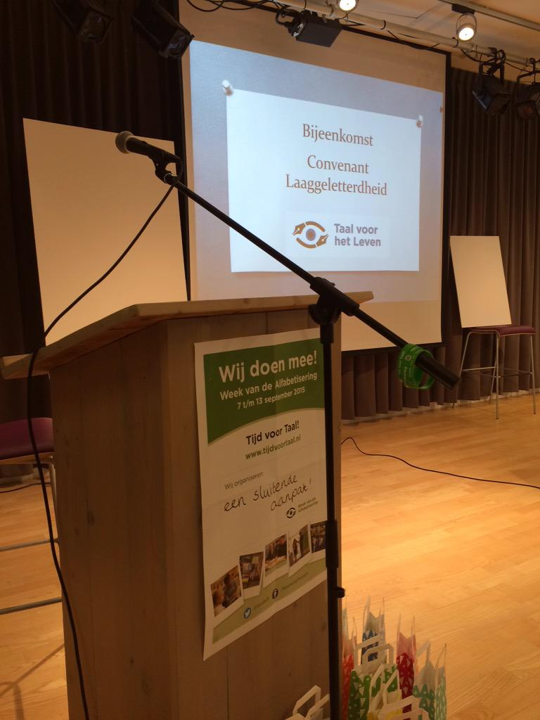 Vandaag ondertekening convenant Laaggeletterdheid in <a href="/bibliotheekhp/">Bibliotheek Helmond-Peel</a> presenteren.