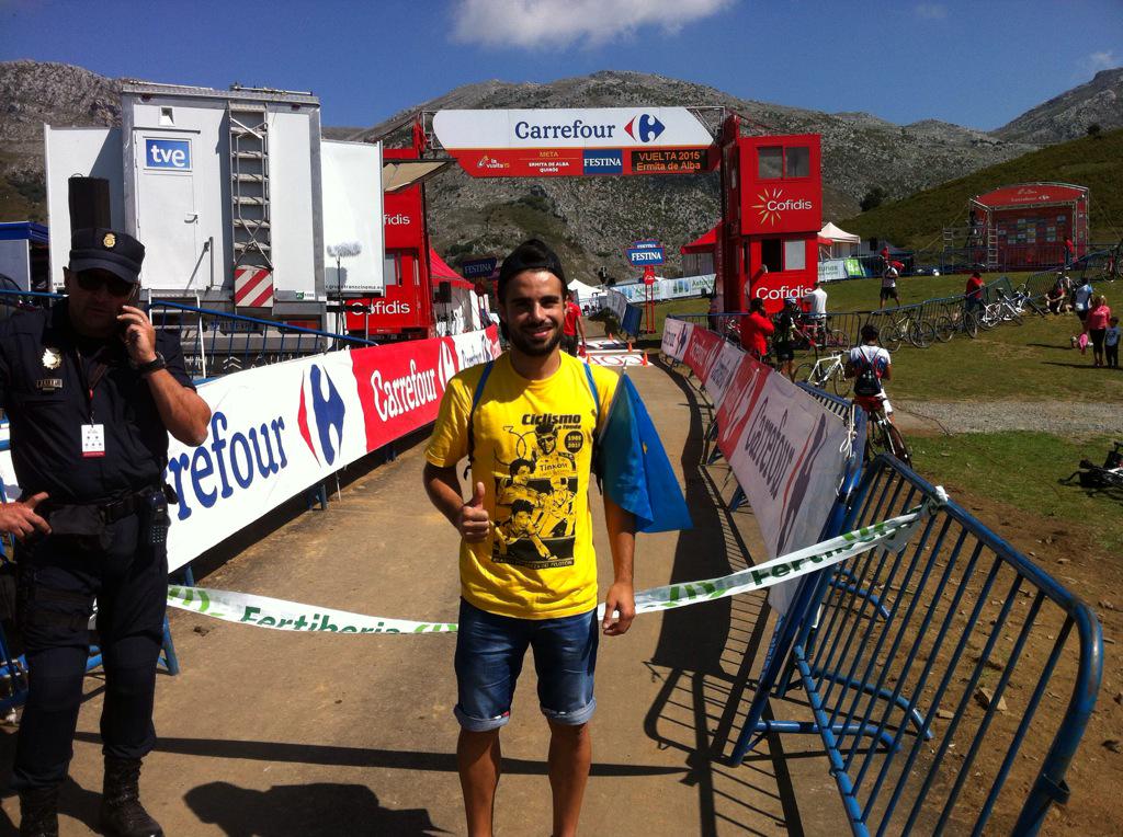 Alex_LopezM's tweet photo. Meta de Ermita del Alba con camiseta de @Ciclismoafondo_ @josebabeloki #finalespectacular #asturias #vuelta2015 http://t.co/mkrtQ6lIUT