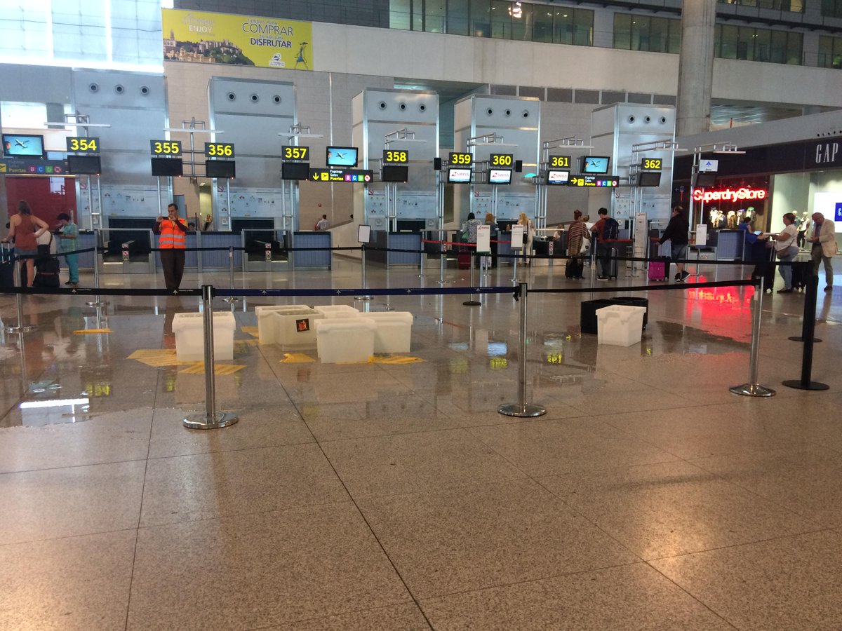 Vanesavcm's tweet photo. Cuarto aeropuerto de España... @DiarioSUR @LaOpinionLA  @malagahoy_es #aena #Malaga #agp http://t.co/lBGkkr2US1