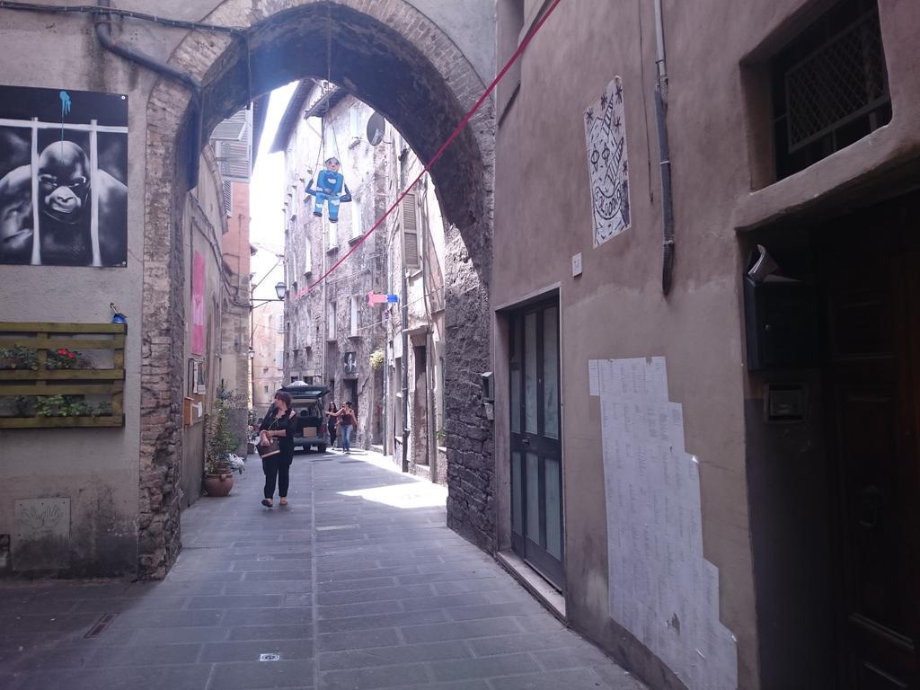 cometelasopa's tweet photo. Me flipa de Perugia que hay un barrio rollo Malasaña pero sin pretensión de moderno loco. 100% arte, 0% mamarrachos: http://t.co/6MH3HF2uPS