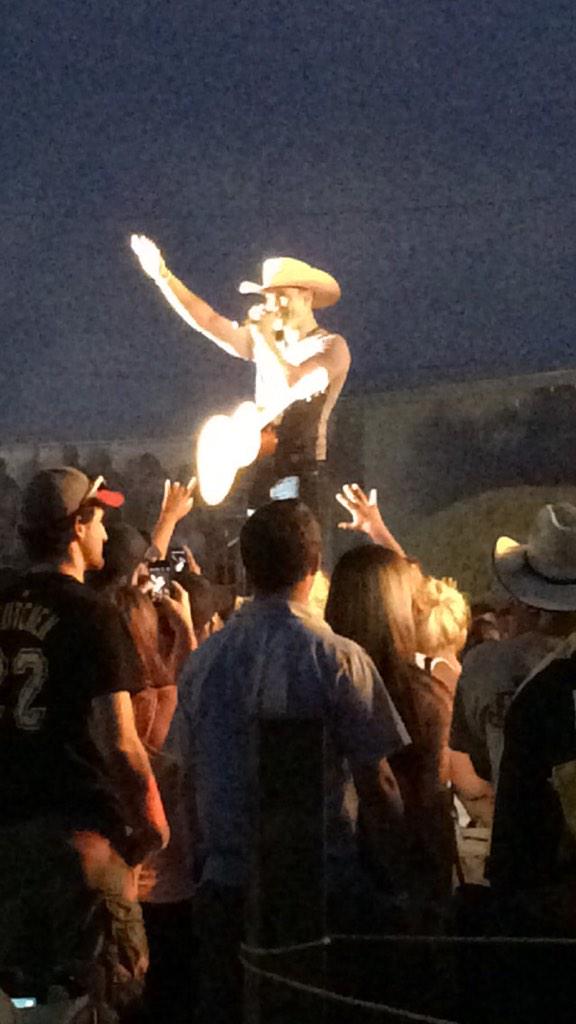 taybay02's tweet photo. Guess im a fan @dustinlynch #5thtime8months http://t.co/RuRkVguEFP