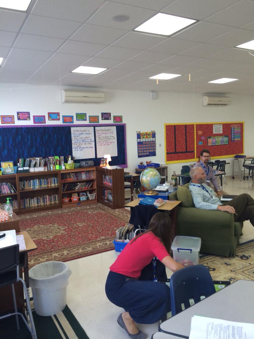 Such an inviting 5th gr classroom w 2 gathering areas &amp; tables w/out legs  <a href="/MrsRauk/">Mrs. Rauk</a> <a href="/hovlandd/">Daniel Hovland</a> @kerryharder
