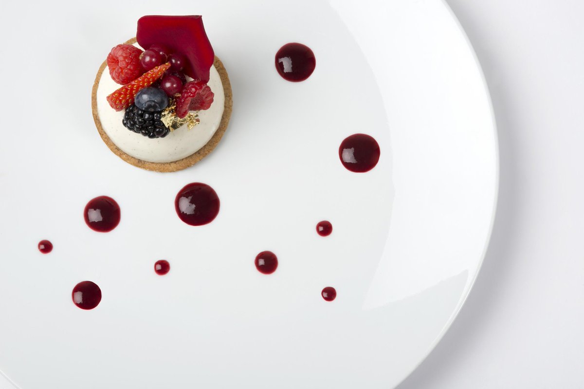 KaspiaRecep's tweet photo. Démarrez la semaine avec une note de douceur. Une #idée? Kaspia Réceptions propose son #cheesecake aux fruits rouges http://t.co/9pWr3PNnQh