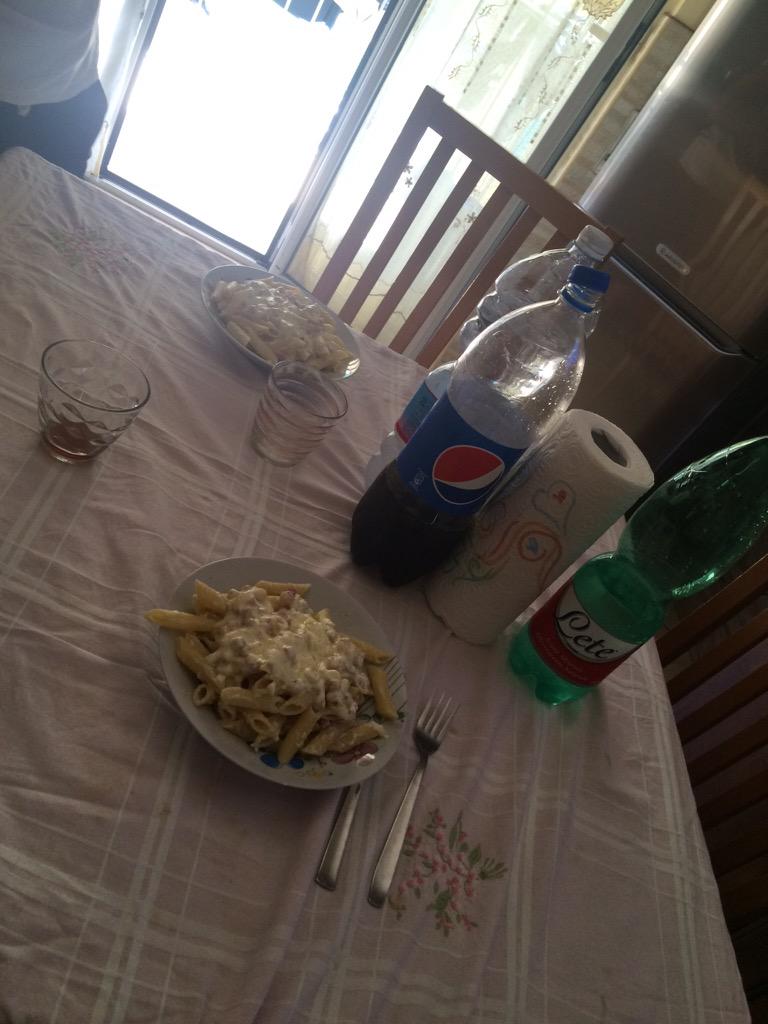 PotatesNiall's tweet photo. Pranzetto romantico hhhhh 
@hugme_irwin http://t.co/qVai2TcfHM