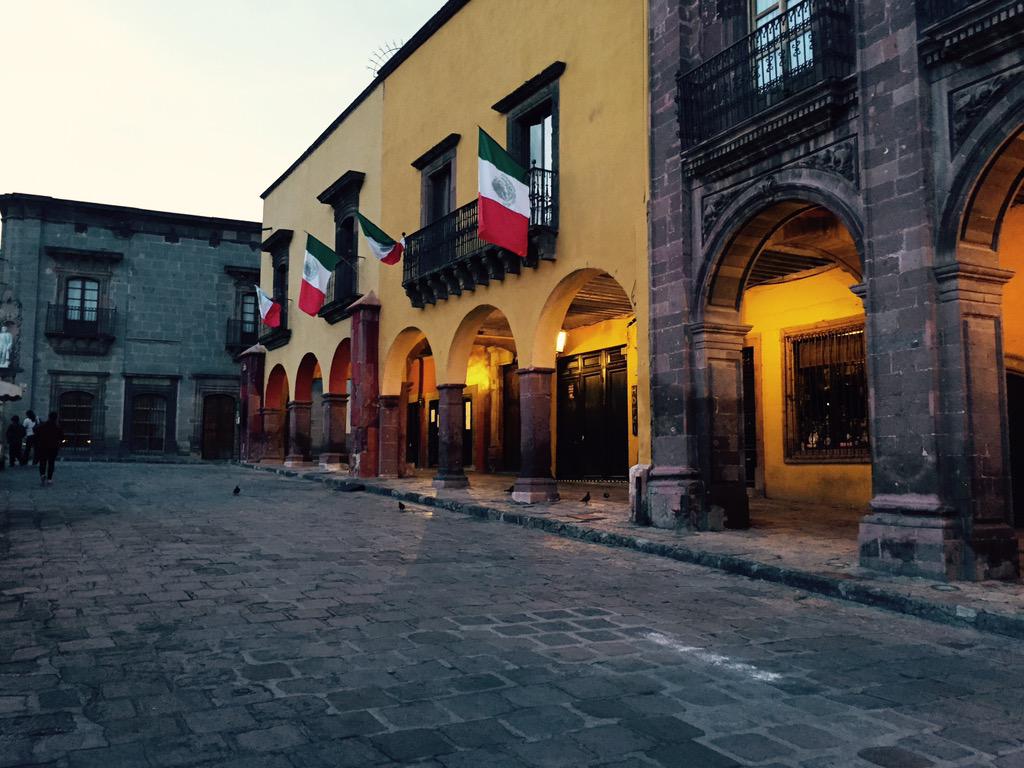 Campanas_SMA's tweet photo. #SanMigueldeAllende iniciamos una nueva semana muy patriótica celebrando a #México #FelizLunes http://t.co/VqftLeNbyQ 
via: @NewsSanmiguel