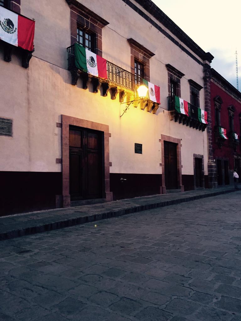 Campanas_SMA's tweet photo. #SanMigueldeAllende iniciamos una nueva semana muy patriótica celebrando a #México #FelizLunes http://t.co/VqftLeNbyQ 
via: @NewsSanmiguel
