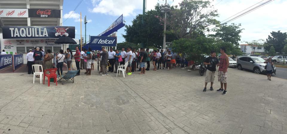 #Foto Largas filas en las taquillas del estadio, buscan boletos para el partido <a href="/tigresqroficial/">Tigres de Quintana Roo 🐯</a> vs <a href="/AcererosOficial/">Acereros de Monclova</a>