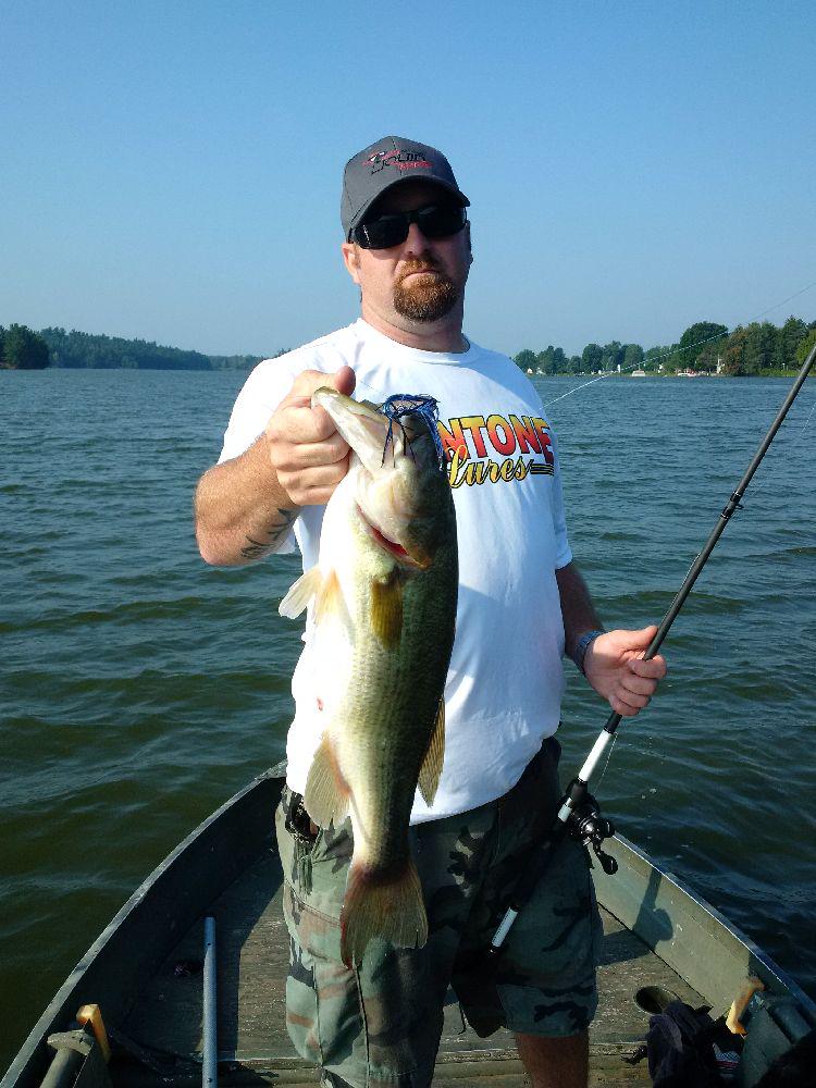 CanuckBassin's tweet photo. 5.11 on the @TeamSantone #RattlinJig @Anglers_Choice #SpeedBug and @LiquidMayhem_ #GarlicCraw http://t.co/AJ9sRRuylY