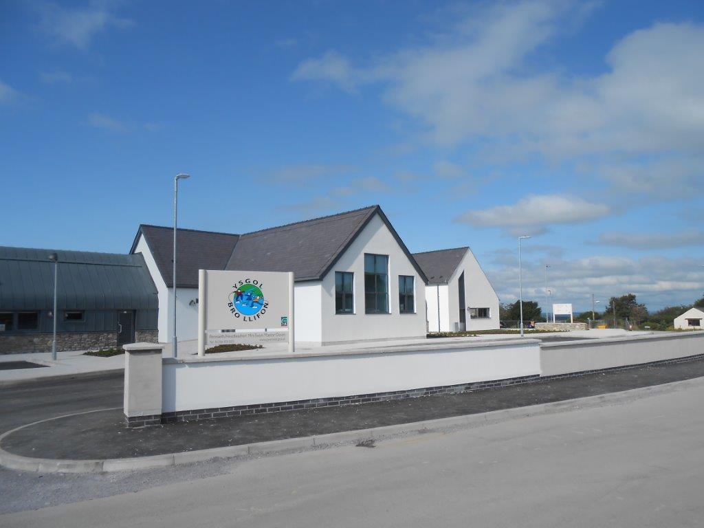 WJ_GroeslonC's tweet photo. Llongyfrachiadau mawr i Steve a’r tîm am sicrhau cwblhad ymarferol o Ysgol Bro Llifon yn y Groeslon. http://t.co/3tyFP0284o