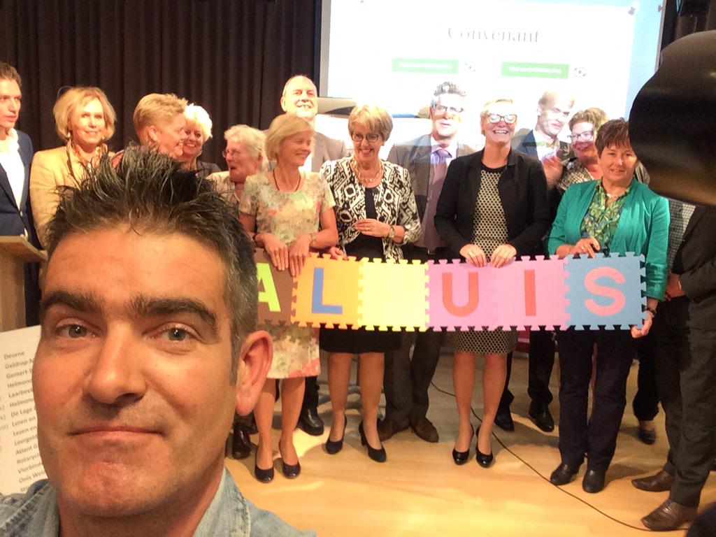 janvriends's tweet photo. @jeanneschriks @bibliotheekhp selfie met ondertekenaars convenant laaggeletterdheid http://t.co/bLrLzuDSsf
