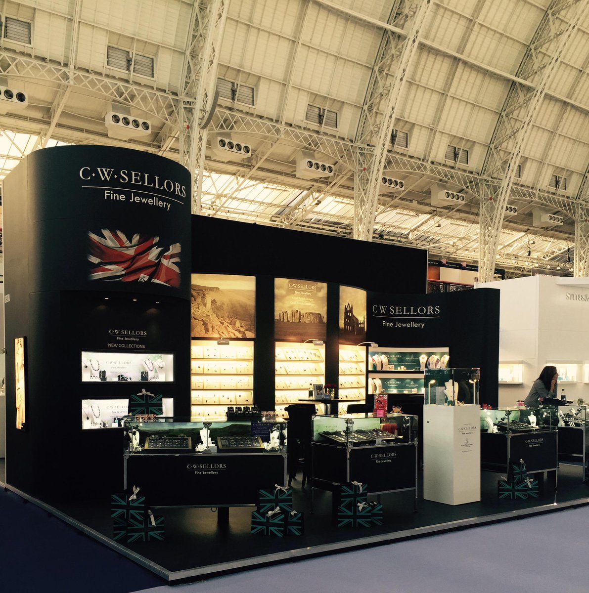 ooohjebus's tweet image. Having a fun Monday working at IJL
#cwsellorsfinejewellry #MondayMotivation