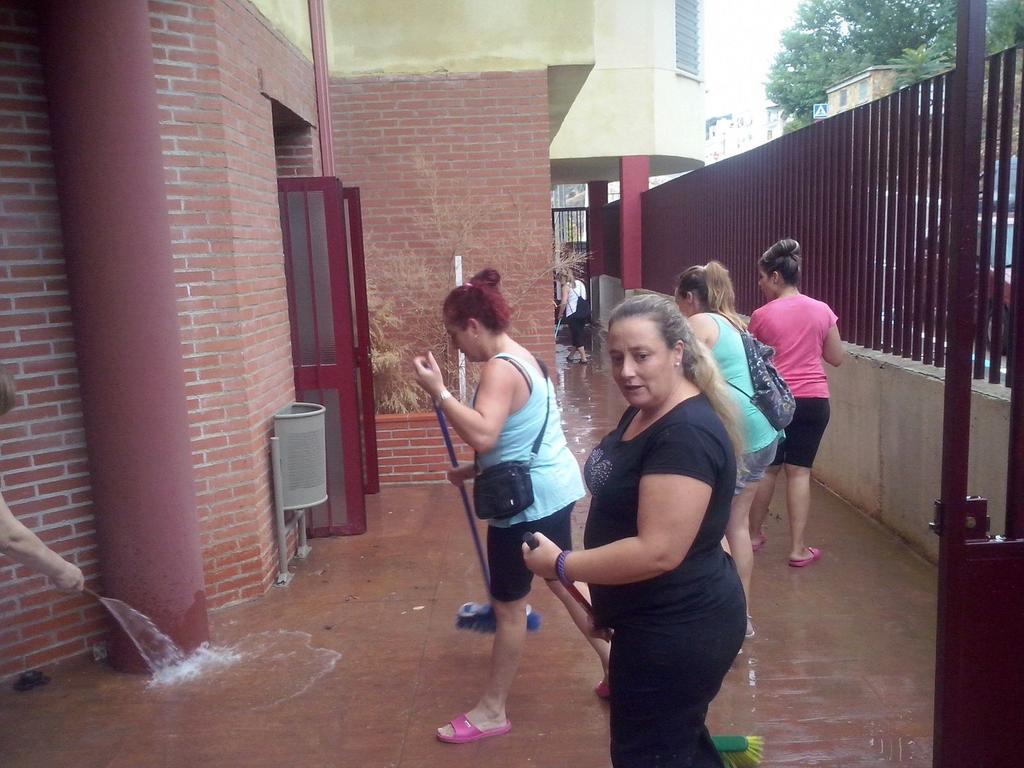 lidiareyes1's tweet photo. Gracias los trabajadores #Ayunt Lanjarón,ha sido una mañana de lluvia complicada y su trabajo ha sido extraordinario http://t.co/meR6IFMijK