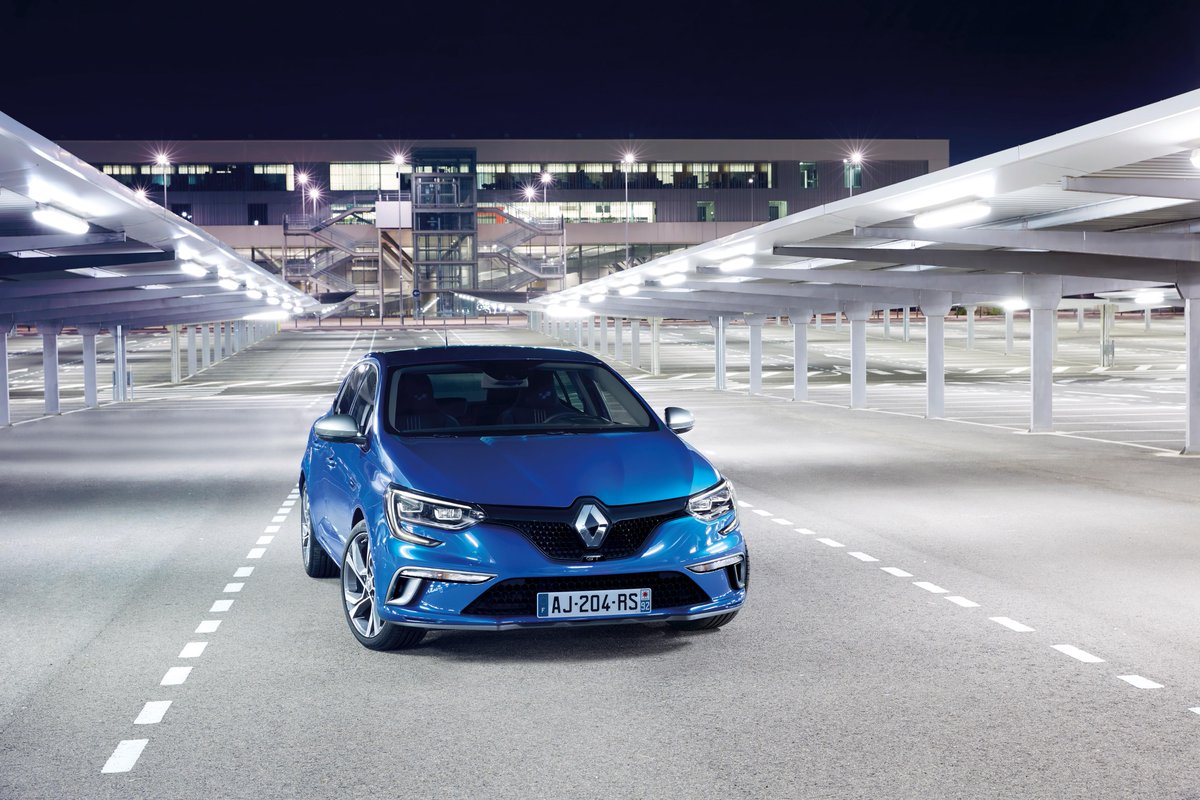 renault_fr's tweet photo. Séduisante et sportive, Nouvelle #Renault #Megane arrive prochainement. Réveillez votre passion ! http://t.co/v8vVLX8Hqm