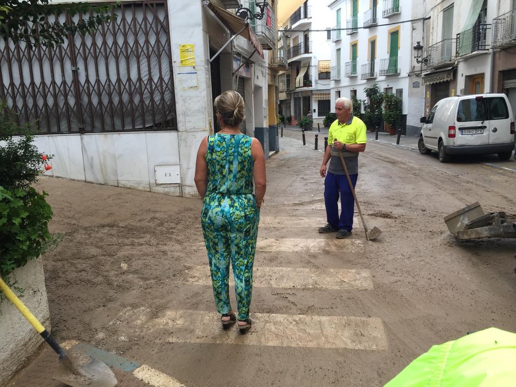 lidiareyes1's tweet photo. Gracias los trabajadores #Ayunt Lanjarón,ha sido una mañana de lluvia complicada y su trabajo ha sido extraordinario http://t.co/meR6IFMijK