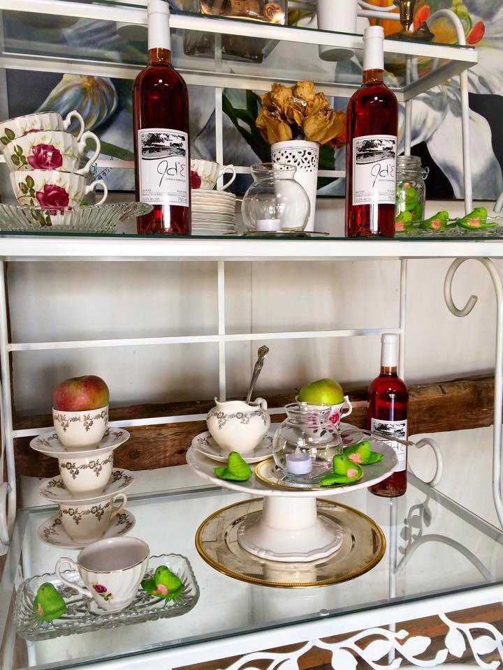 au_jardin's tweet photo. Ouverture pour la saison des pommes!!  Jusqu'à la mi-Octobre!!  #jde #pommes #vignoble #oka #bienvenue http://t.co/ojfQ44T65z