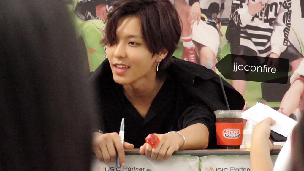jjcconfire's tweet photo. http://t.co/VmKXJPnQKM looking all sorts of good @ 김포 롯데보다 팬사인회 (2) http://t.co/te7MeE0RzB