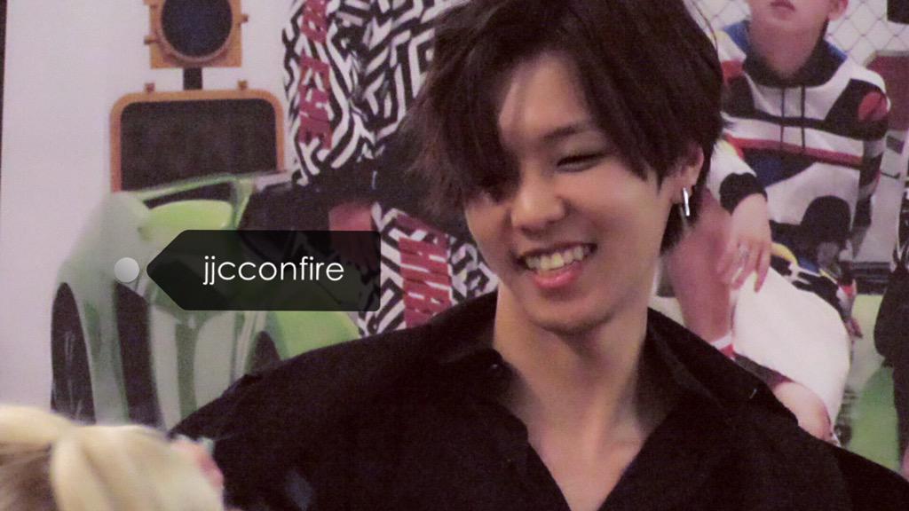 jjcconfire's tweet photo. http://t.co/VmKXJPnQKM looking all sorts of good @ 김포 롯데몰 팬싸인회 (3) http://t.co/ti5mmE0cRq