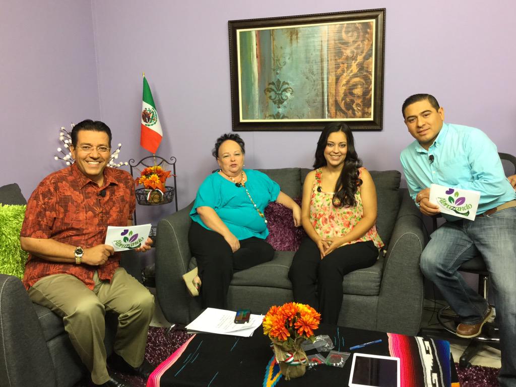 SuperChannel_12's tweet photo. Lic. María Esperanza Chapa  y la Psicóloga Odette Olguin invitadas en #AbrazandolaVida http://t.co/w7A6rxSRV2