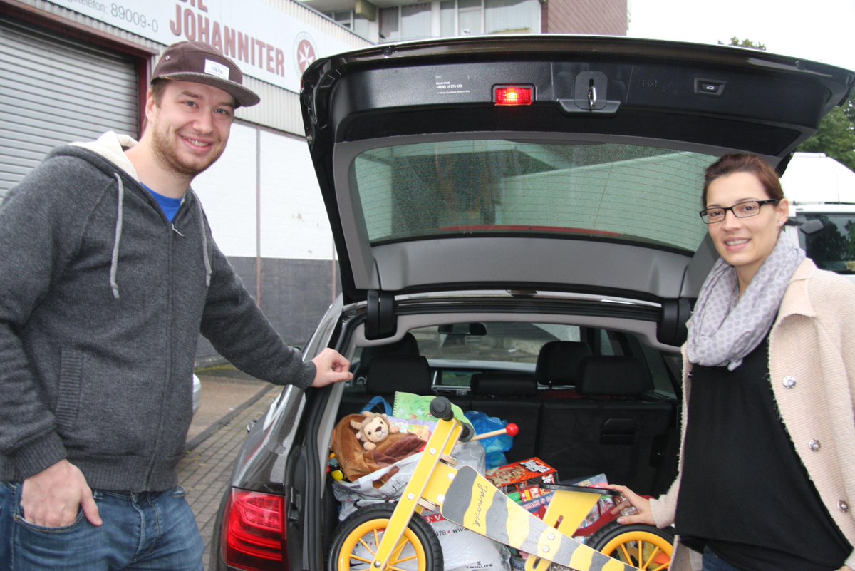 RefugeesRPKoeln's tweet image. Enorme Hilfsbereitschaft für #Flüchtlinge! Vielen Dank! Sammelstelle #Köln-Ostheim!! #refugeeswelcome