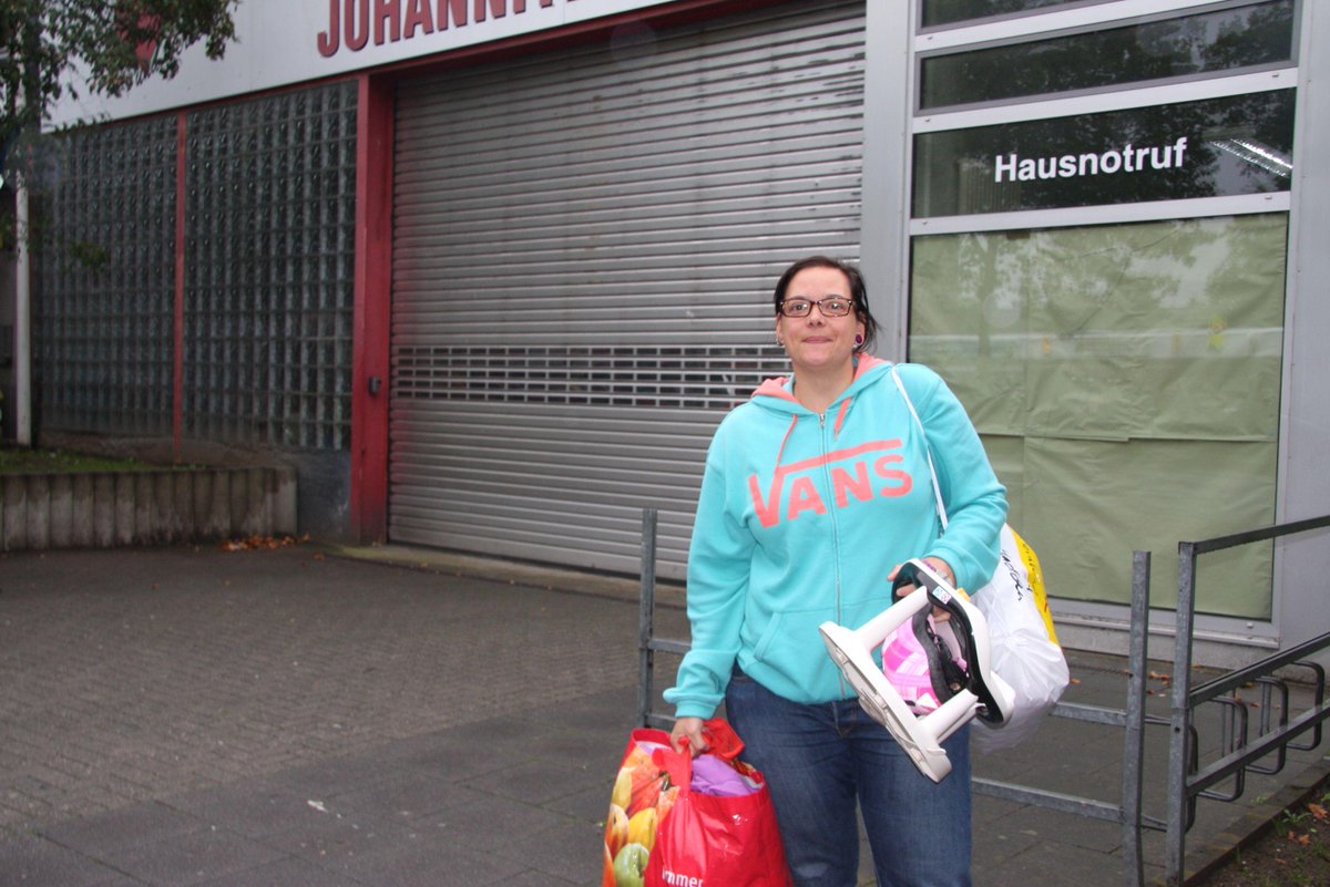 RefugeesRPKoeln's tweet image. Enorme Hilfsbereitschaft für #Flüchtlinge! Vielen Dank! Sammelstelle #Köln-Ostheim!! #refugeeswelcome