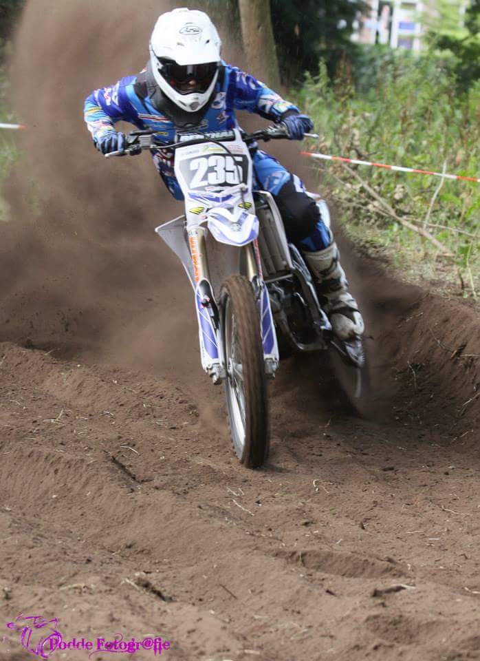 Het voetbalseizoen is blijkbaar weer begonnen. Wij doen daar niet aan. Elk seizoen is MXseizoen, al sinds 1956. ^GH