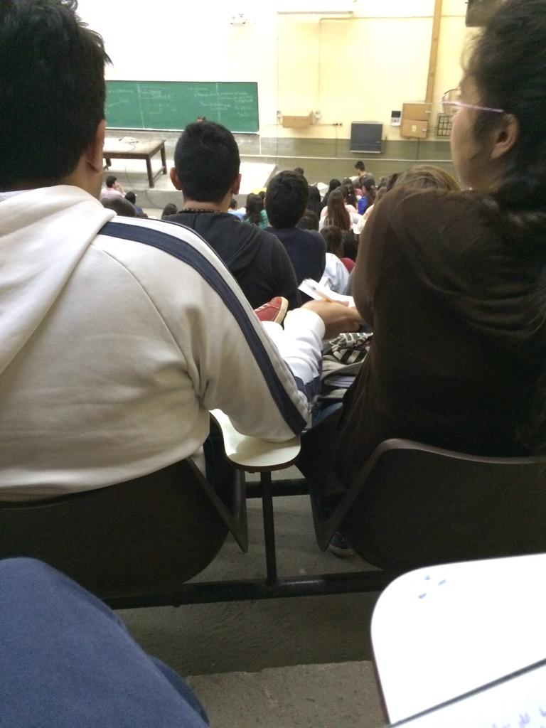 agu_puente's tweet photo. Estar en 4to año de la facultad y que la pareja de adelante se mande papelitos como si tuvieran 7 años! #AsiEsElAmor http://t.co/TJCSQLCKeF