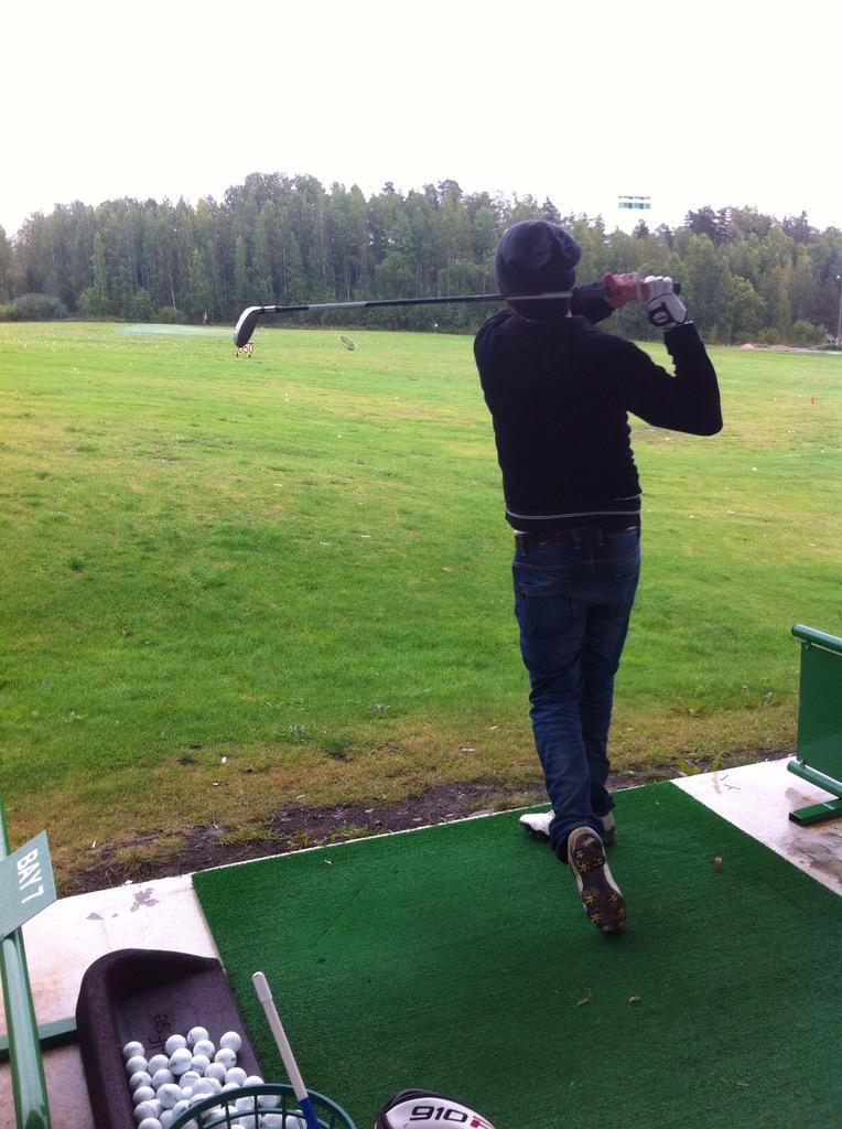 zonib's tweet photo. Swinging in rain. Good thing there is roof on top you 👍🏻 #megarange #golf #protracer #swinginginrain http://t.co/zqKOHy5Gkv