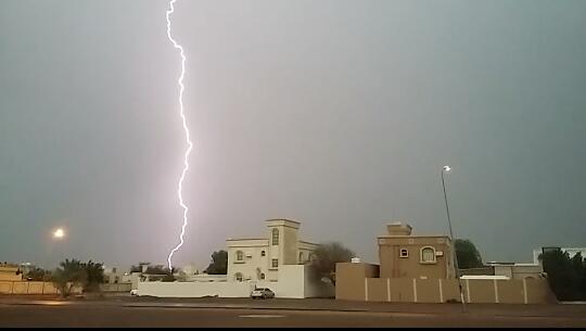najem_suhail09's tweet photo. سلطنة_عمان : صاعقة تضرب في البريمي
#بعدسة :هيثم العريمي
#شبكة_نجم_سهيل http://t.co/tx2oh7xloc
