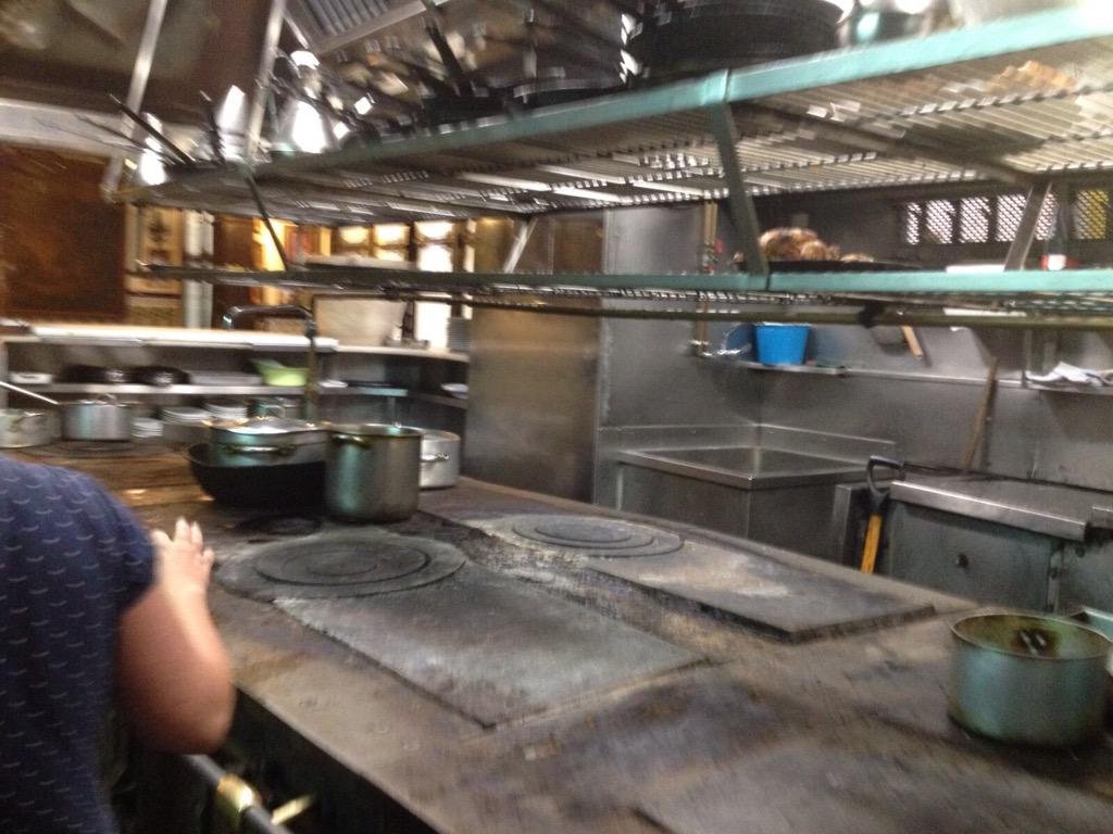 MatanAmira's tweet photo. Finally entering a traditional kitchen #FAVFOOD #FAVBANANAS #AtLosCaracoles http://t.co/JRvvYA1bxq