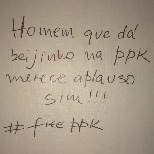 q_issocarol's tweet photo. ai eu falo q a praça xv é o melhor lugar.. kk #freeppk http://t.co/VHBiLNIxWK