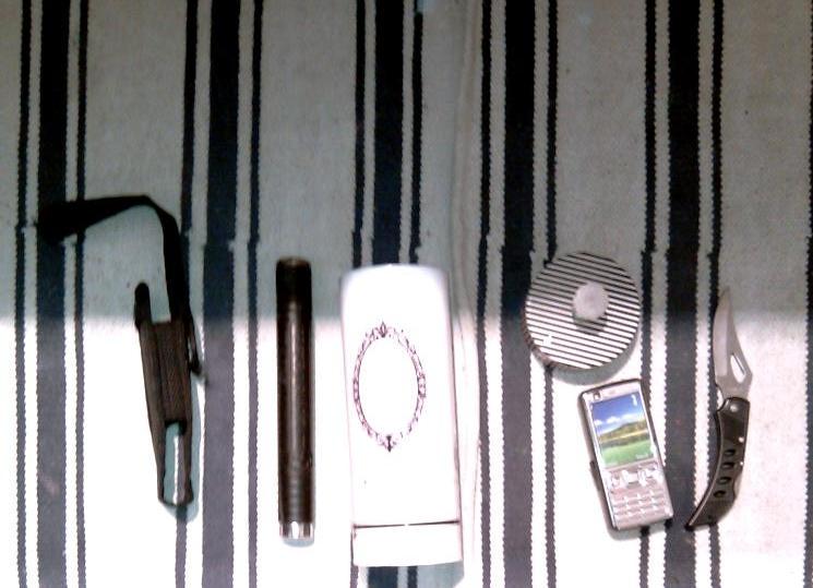 MPSKenChel's tweet photo. Chelsea warrant. Drugs, cash and weapons seized; including a taser disguised as a mobile phone #keepingchelseasafe http://t.co/FH01jGuMlU
