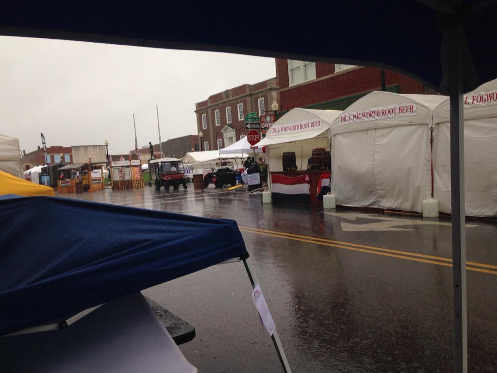 FarmersJenna's tweet photo. We'll be there for you even when it's raining! @WeAreFarmers @SantaCaliGon @JDarbKC @phippsinsureme http://t.co/zm6M5F7kCc