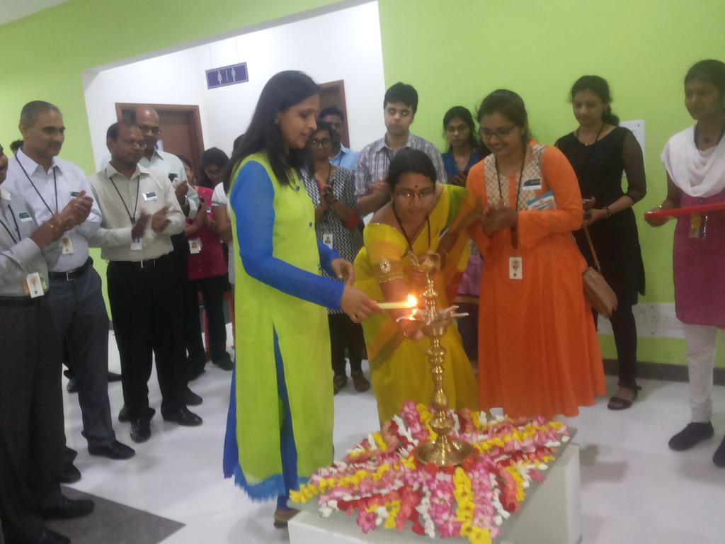 Hyd_Sez_Rocks's tweet photo. Inauguration of Zero Bench floor by DC Head:) #smartinfyhyd http://t.co/VPeRpgYsAY