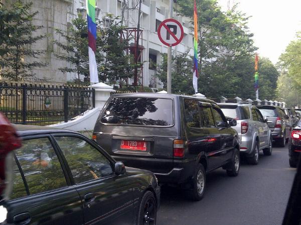 Kalo ada rambu P di coret, artinya gak boleh parkir kan yaa? Tapi kok ini terjadi di samping gd sate? #plisatuhlah