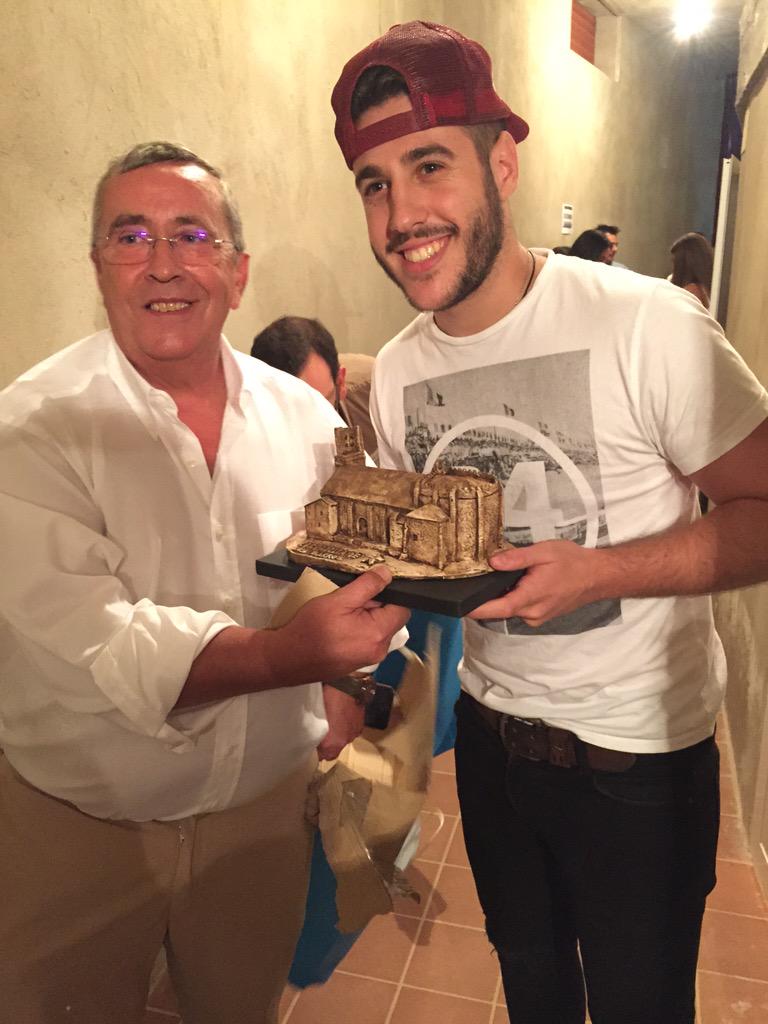 AntonioJSMazuec's tweet photo. Gracias por este premio CALZADILLA 12 Estrellas. Al pueblo de CALZADILLA LOS BARROS y a su alcalde. 😊😊 http://t.co/DQOjUixE27