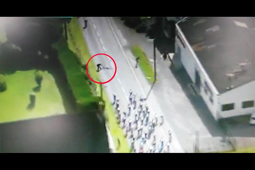 cyclingweekly's tweet photo. Watch: Quick-thinking spectator prevents peloton pile-up (video) http://t.co/HYM2rALE3n http://t.co/CfdQjdlwGy