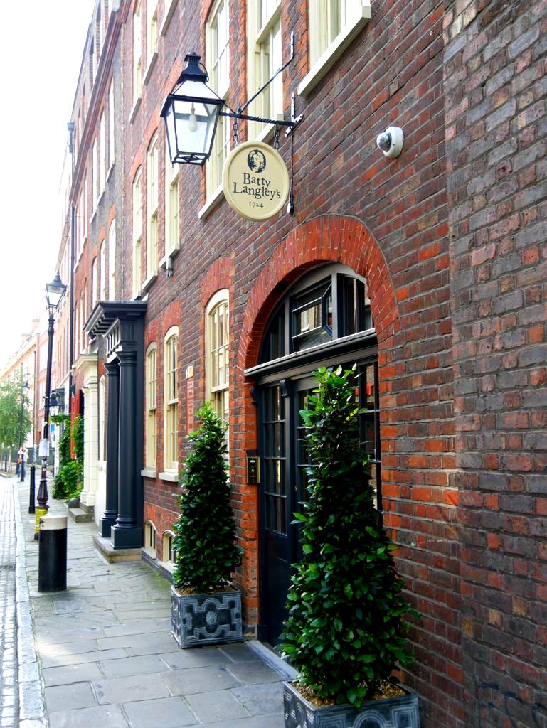 LuxuryColumnist's tweet photo. Batty Langley's - Quirky London Boutique Hotel: http://t.co/K79cFxRqZz #battylangleys #shoreditch http://t.co/TszIhuzerO