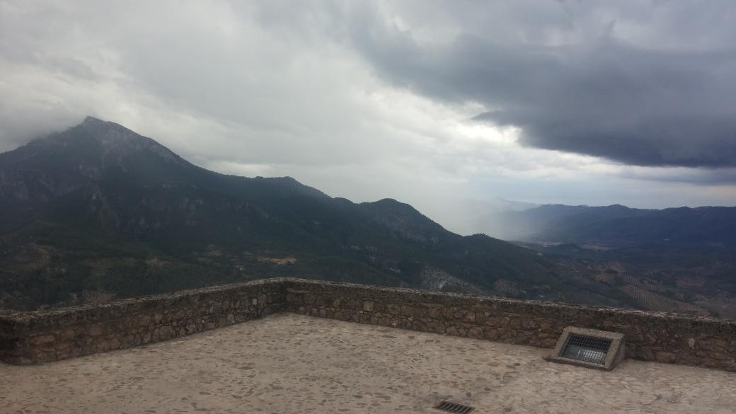 frcozar's tweet photo. @tiempobrasero vistas desde el castillo de segura de la sierra el yelmo, lloviendo en cortijos 3vos(jaén) http://t.co/EOKPBK10J3