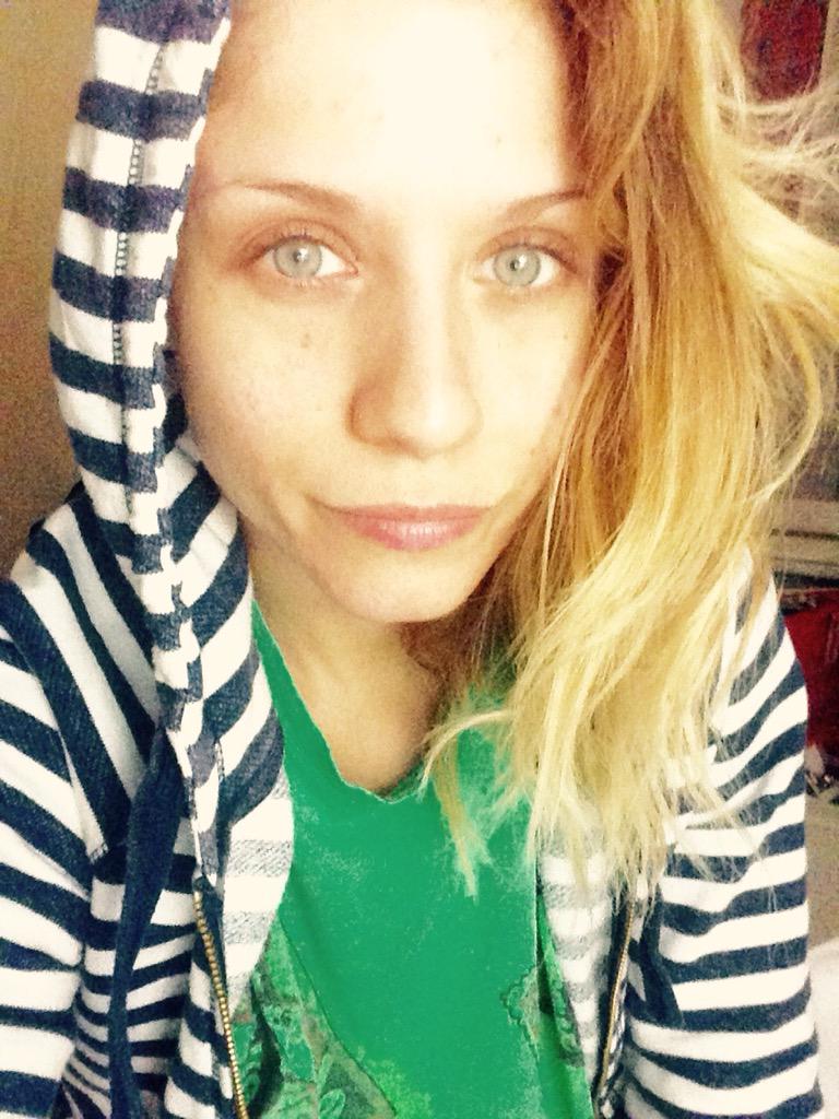 badblond's tweet photo. #cappuccio #facciadapirla #buonanotte #noncètruccononcéinganno 🙆🏼😁☺️😂😴⭐️🌟⭐️🌟⭐️🙅🏼💁🏼 http://t.co/nabA5Jafwx